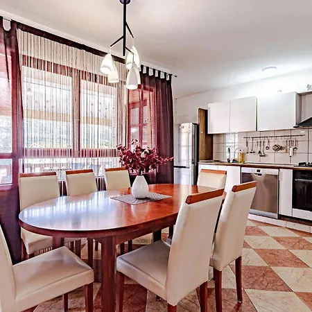 4 Bedroom Beautiful In Korcula Apartman Zrnovo