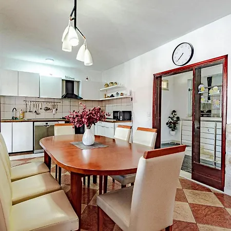 4 Bedroom Beautiful In Korcula Apartman